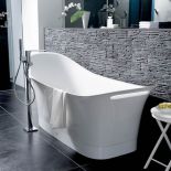 Wanna (25 690 zł) i bateria (9450 zł) Axor Urquiola. Wokoło przemyślane zaaranżowane drobiazgi. HANSGROHE