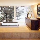 Wanna do zabudowy Aura Plus z drewna egzotycznego (w kolorze tek, wenge, urban) lub czarnego marmuru. Może mieć hydromasaż