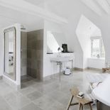 Wanna i umywalka ze sklepu Aquadomo, stołek i bambusowy szezląg z Chin.