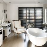 Wanna i umywalki marki Kampol, na podłodze znalazły się ceramiczne deski od Dav-import. Cińskie szafki wymyśliła Ola.