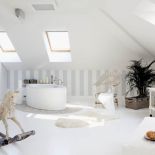 Wanna obsypana polnymi kamieniami to pomysł projektanta.