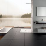 Wanna (od 4300 zł), brodzik i umywalka z serii One marki Bette, stal emaliowana uszlachetniona tytanem. AQUA DESIGN