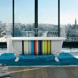 Wanna Stripes łączy styl wiktoriański z nowoczesną kolorystyką. Barwny wzór naśladuje kod kreskowy na produktach