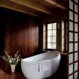 Wanna Villeroy Boch dobrze wygląda na tle ściany z egzotycznego drewna Merbau.