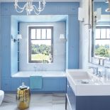 Wanna w stylowej zabudowie jest kameralnym zakątkiem do kąpieli.