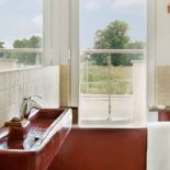 Wanna z żywicy. Murowana podstawa obłożona twardym styropianem, a potem masą żywiczną. Całość Magda pomalowała