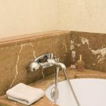 Wanna zabudowana kamieniem. Apartament w kamienicy na Powiślu