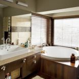 Wanna zmieściła się w łazience dzięki doklejeniu do budynku kubika.