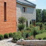 Wapień konsekwentnie pojawia się również w ogrodzie.