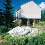 Wapienna elewacja nawiązuje do tradycji Jury Krakowsko-Częstochowskiej.