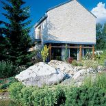 Wapienna elewacja nawiązuje do tradycji Jury Krakowsko-Częstochowskiej.