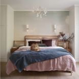 przytulna sypialnia w domu jednorodzinnym