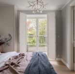 kobieca sypialnia w domu jednorodzinnym