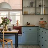 niebieska kuchnia z czarnym blatem