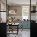 niebieska kuchnia w domu