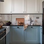 niebieska kuchnia urządzona ze smakiem