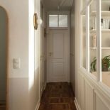 wąski przedpokój w starej kamienicy