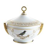 Waza z motywem ptaków – ręcznie malowana seria Volière, tu talerz obiadowy i waza, zestaw dla 12 osób kosztuje