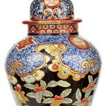 Waza z nakrywą zwieńczona figurką bijin, porcelana typu imari, XVIII w.