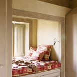 Ważny jest kolor: ściany pomalowała wapiennymi farbami w ziemistych odcieniach szarości i żółci. To subtelne