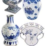 Wazon na tulipany w kształcie poduszki, Delft, Holandia, ok. 1690 r. Stołek ogrodowy, Anglia, ok. 1850 r.