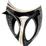 Wazon ścienny z białej porcelany, natrysk czarną farbą, technika drapana wytwórnia porcelany Steatyt