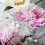 Wazony na wiosenny stole. Szklane dekoracje do domu.