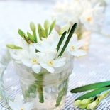 Wazony na wiosenny stole. Szklane dekoracje do domu.