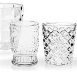 Wazony na wiosenny stole. Szklane dekoracje do domu.