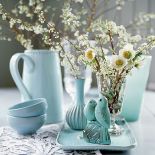 Wazony na wiosenny stole. Szklane dekoracje do domu.