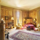 We wnętrzach pojawiły się m.in. XVI-wieczne dębowe meble.