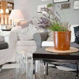 We wnętrzach w stylu skandynawskim szarość idealnie połączy się z drewnianymi elementami oraz różnymi odcieniami bieli