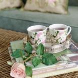 We wnętrzu dominuje motyw różany. Róże i falbanki