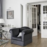 We wnętrzu królują głębokie czernie, biele i szarości.