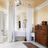 We wnętrzu pełno przepychu: kurtyn, firan i piór.