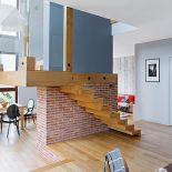 We wnętrzu znajdziemy fragment czerwonego muru.