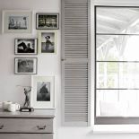 We wszystkich pokojach są wielkie okna bez zasłon i firan.