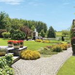 Wędzarnia nad stawem. Ogród jak z greckiej pocztówki