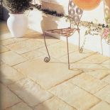 Wejście do domu ułożono z piaskowych płyt Bradstone Old Town. SEMMELROCK