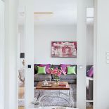 Wejście przez dwuskrzydłowe drzwi. Zabawa z kolorami