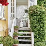 Skandynawski dom i pełne kwiatów atelier Anny Blincoe