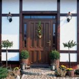 Wejściowe drzwi otaczają dekoracje. Pruski mur, czyli siła tradycji