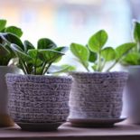 Wełniane oslonki na doniczki. Dziergane inspiracje: dom ciepło ubrany