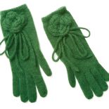 Wełniane rękawiczki ozdobione kwiatami.