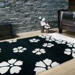 Wełniany dywan Hollywood Black. Podłoga - naga czy ubrana
