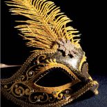 Weneckie maski często zdobiono kolorowymi piórami. Fot. Shutterstock.com