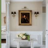 Obraz można specjalnie wyeksponować - podświetleniem lub kwiatami. Na zdjęciu doskonale wpasowane ponad ławą dzieło