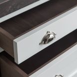 Wewnątrz szuflad - czekoladowy dębowy fornir.