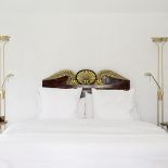 Wezgłowie łózka w stylu angielskiej regencji Maria dostała w prezencie ślubnym od przyjaciela.