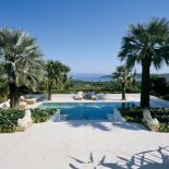 Widok na basen od strony domu. Rajska willa w Saint-Tropez